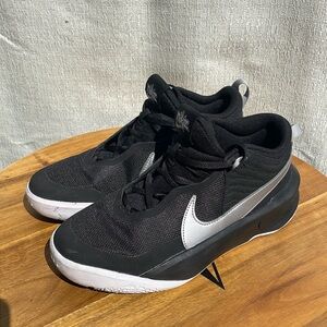 NIKE Big Kids’ Team Hustle D 10 Shoes - Black/ Metallic Silver/White Size 6Y